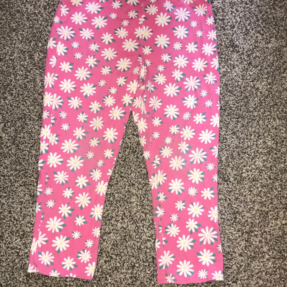 Low rise pink capris with daisies